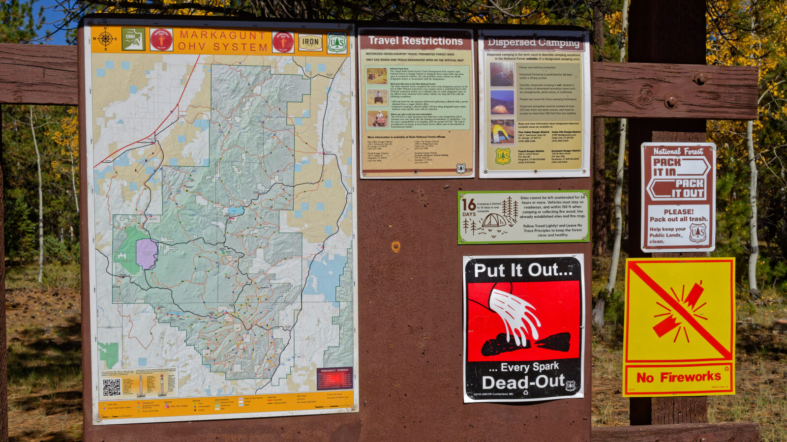 Informational board. The road has a 16-day stay limit for camping.